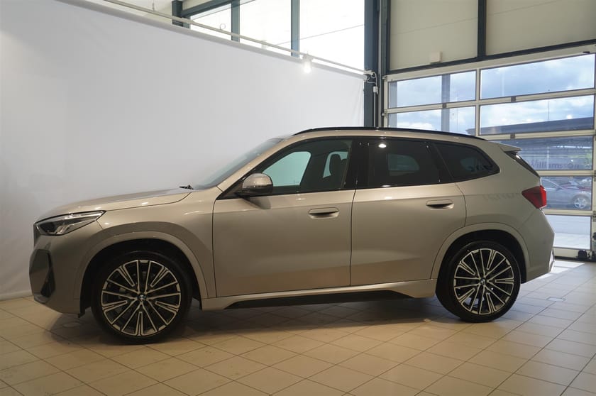Bild 3 av BMW iX1 eDrive20 M Sport Active Ed Drag Tonade Rutor DA