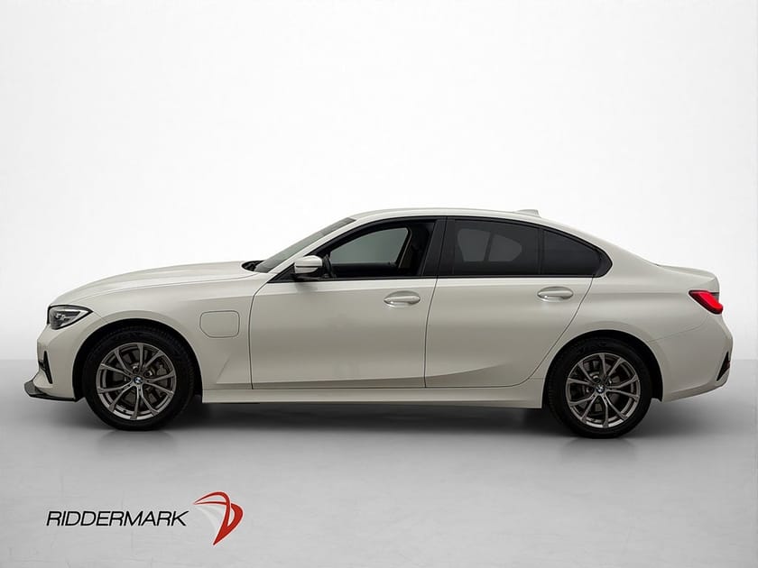 Bild 4 av BMW 330e Sedan Plug in hybrid Sport line 292hk Cockpt Navi Ambient