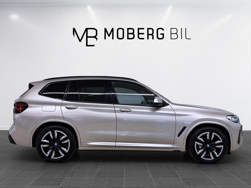 Bild 4 av BMW iX3 286hk M Sport Charged Pano Navi Drag B-kamera
