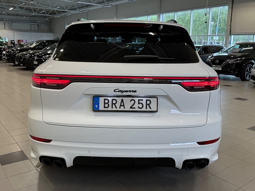 Bild 4 av Porsche Cayenne E-Hybrid Sport Design/HUD/Bakaxelstyrning/Bose/22"