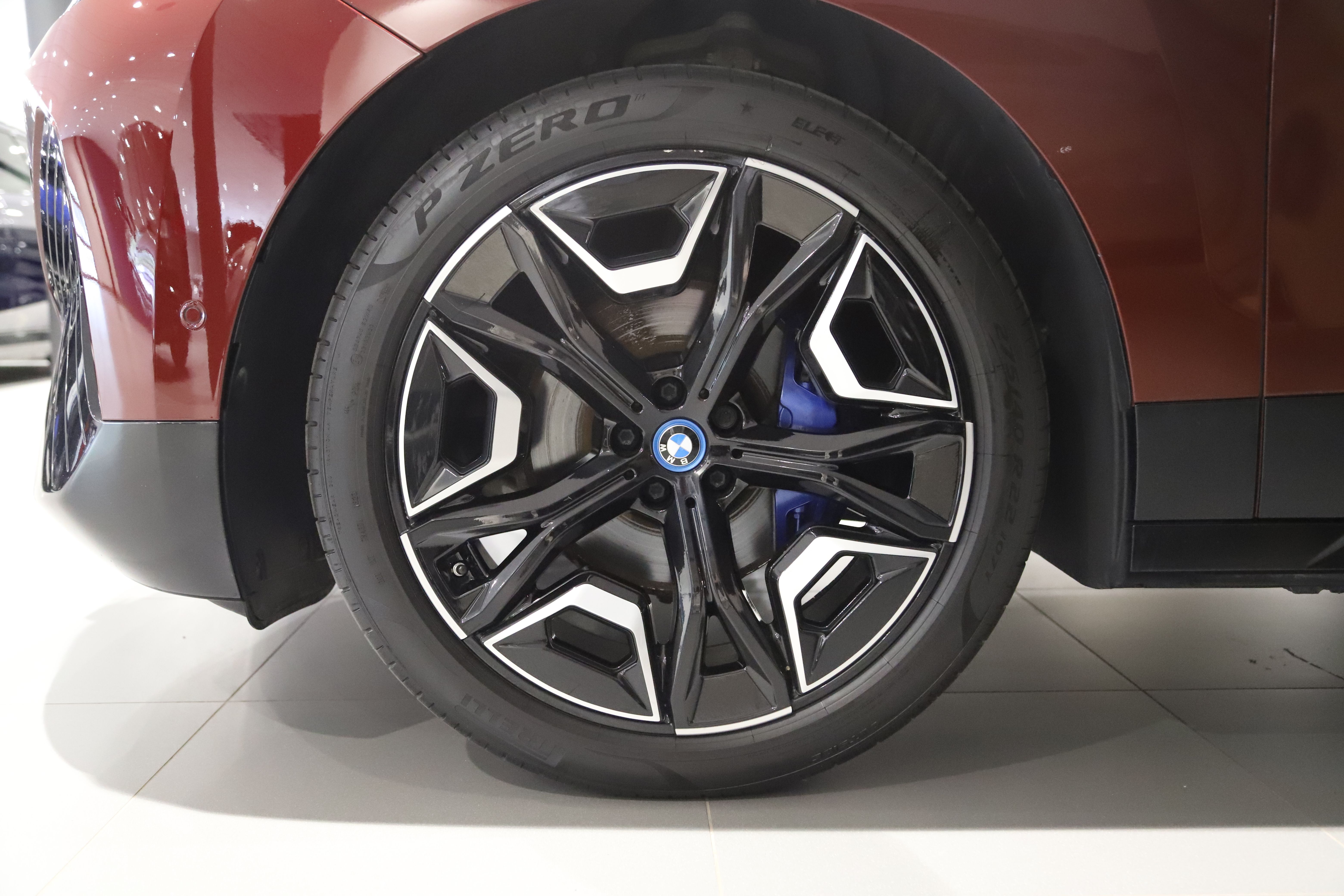 BMW iX xDrive40, 326ps, 2023