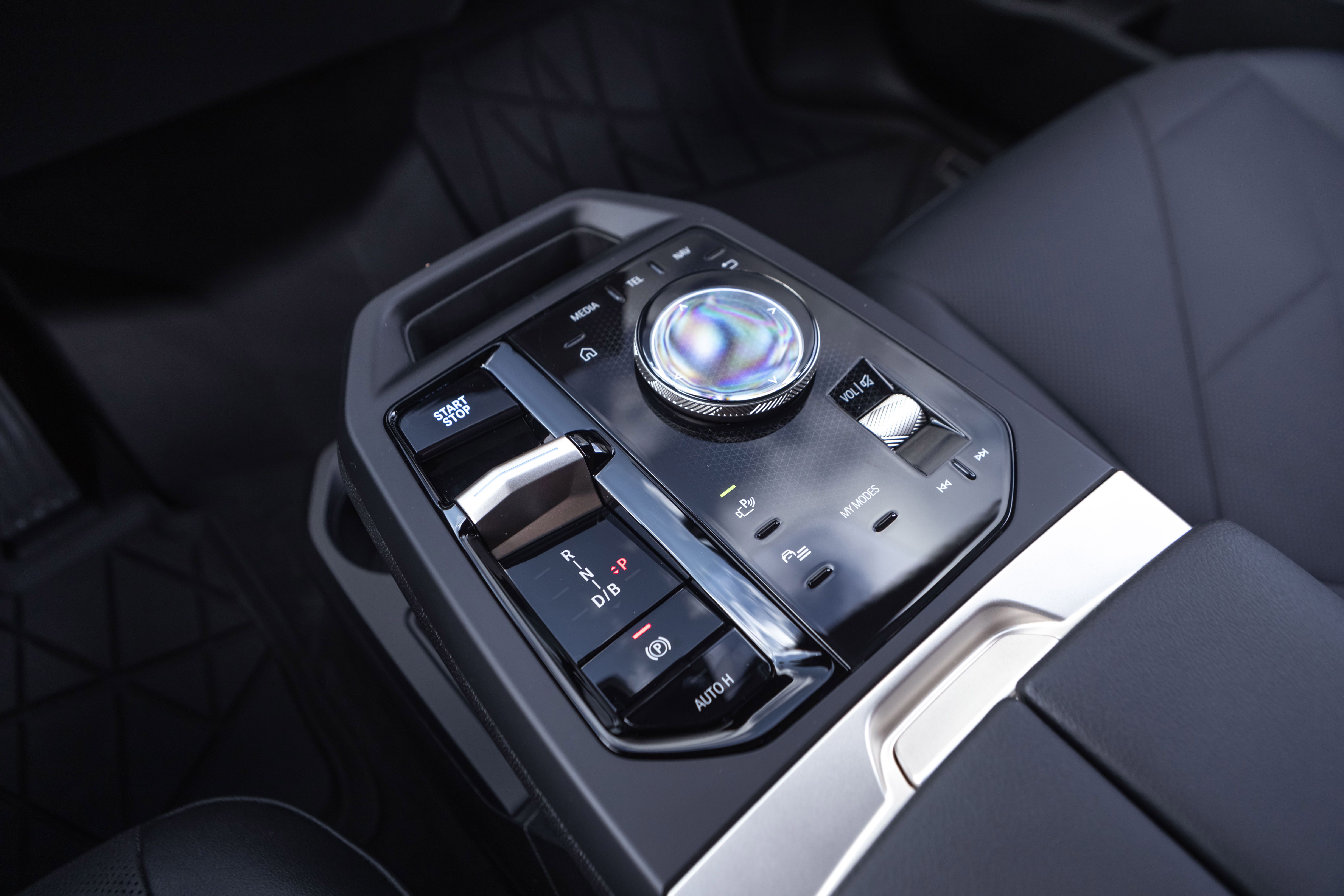 BMW iX xDrive60, 544hp, 2025