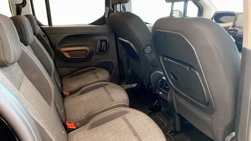 Bild 5 av Peugeot e-Rifter Electric L2 50kWh 136hk 7-Sits - 360° - Backkamera