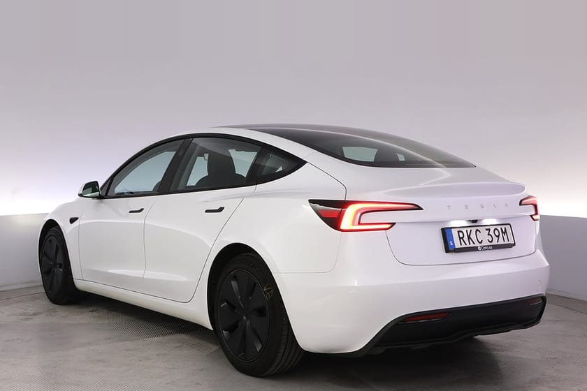 Bild 4 av Tesla Model 3 Standard Range Highland Autopilot Pano Drag