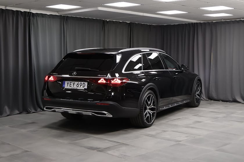 Bild 2 av Mercedes-Benz E 300 de 4MATIC All-Terrain Premium Burmester Superscreen