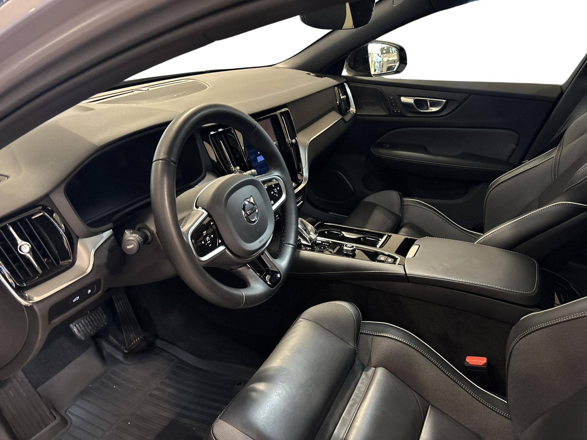 Volvo V60 T6 Plus Dark Nordic Edition 2026, kuva 6/10