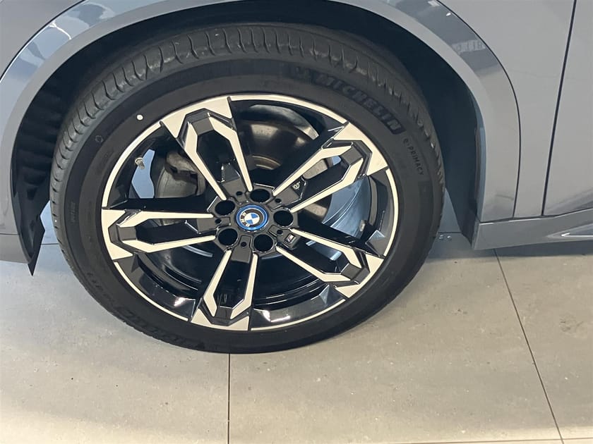 Bild 4 av BMW iX2 eDrive20 Edrive0 M Sport Innovation Fartpilot Head-Up Drag Navi Komfortöppning 360