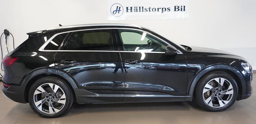 Bild 2 av Audi e-tron 55 quattro quattro/408HK/DRAG/PANORAMATAK/RÄCKVIDD 440KM