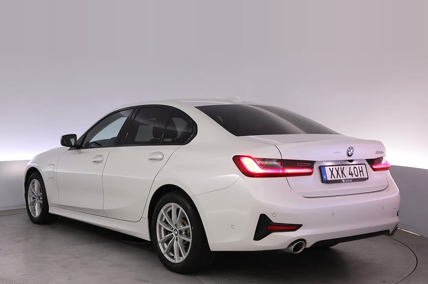 Bild 4 av BMW 330e Sedan Sportline HiFi AdapFarth Kamera Navi