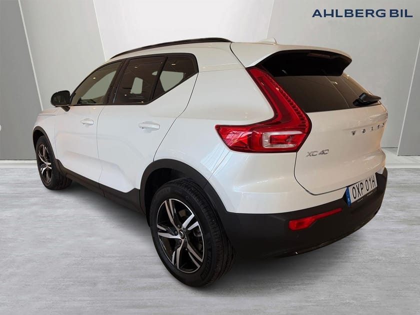 Bild 3 av Volvo XC40 B3 FWD Bensin Plus Dark, Klimatpaket, Förarstödpaket, Parkeringskamera Bak, Baklucka Elmanövrerad, Google Maps