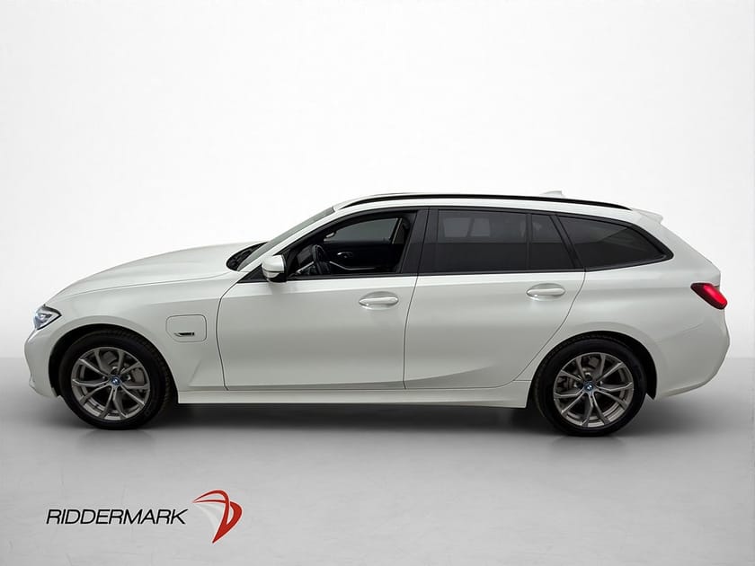 Bild 2 av BMW 330e xDrive Touring Sport Line Cockpit Drag Rattvärme CarPlay