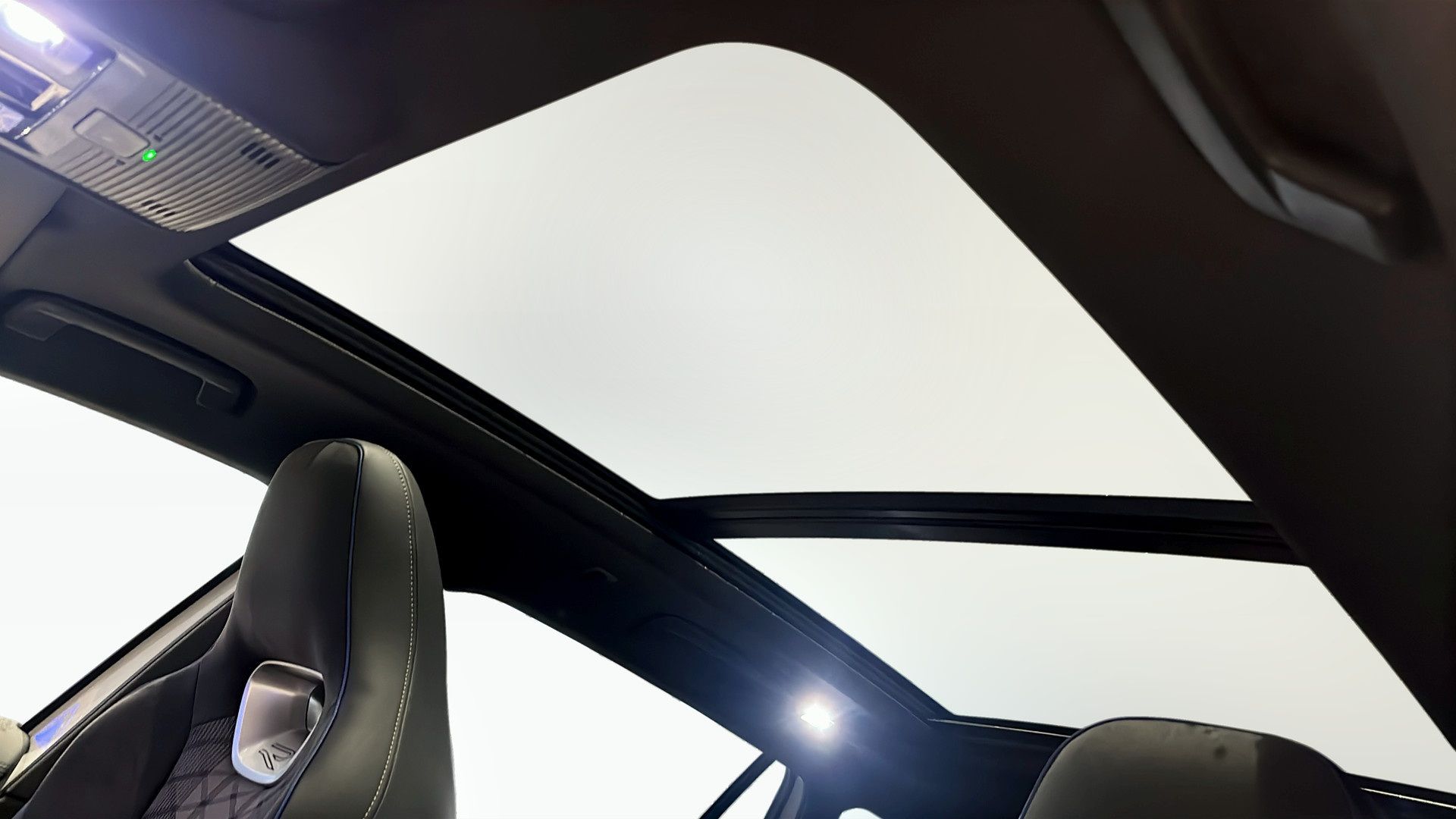 Volkswagen Passat 1.5 eHybrid R-Line 2025, photo 9/10