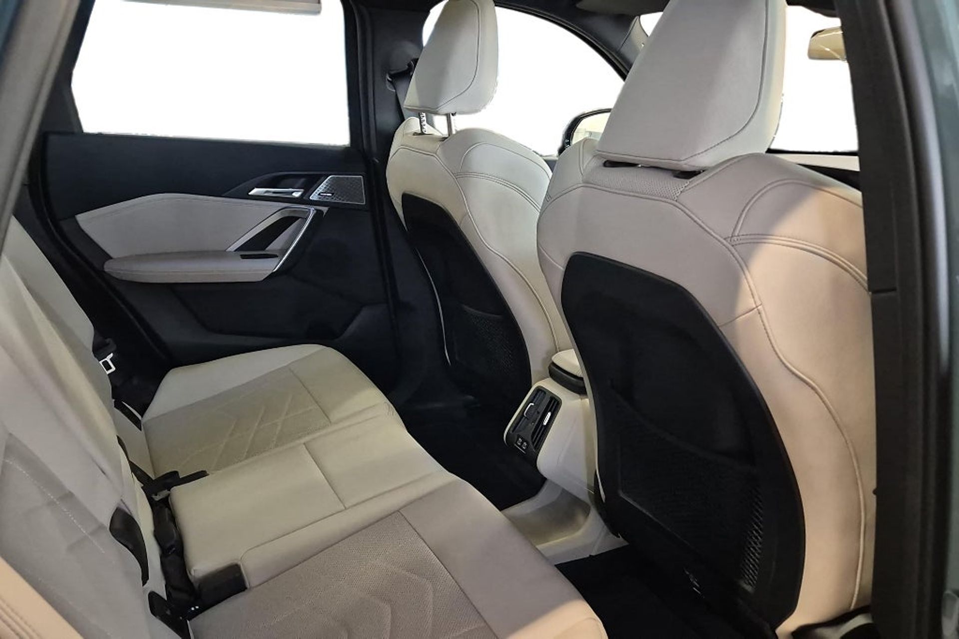 BMW iX1 2023, bild 7/10