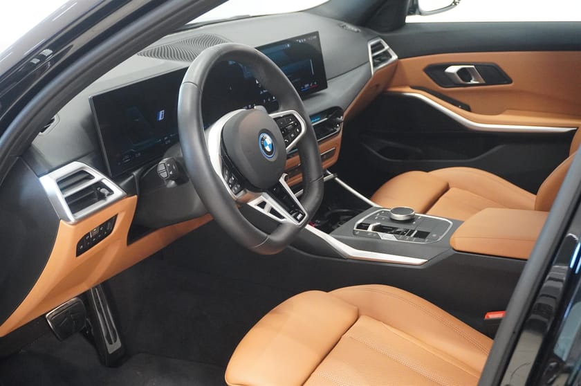 Bild 2 av BMW 330e xDrive Touring M-Sport