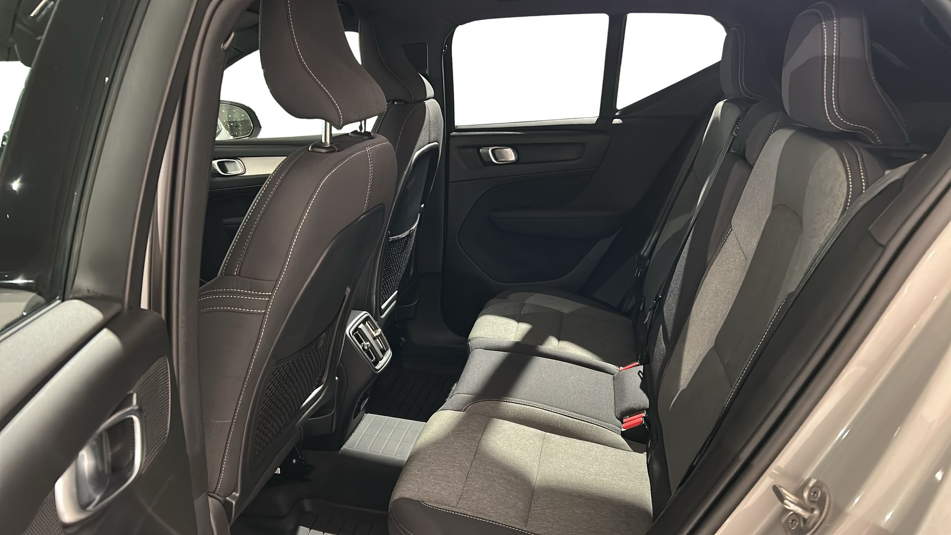 Volvo XC40 B3 FWD Bensin Plus Dark 2025, bild 7/10