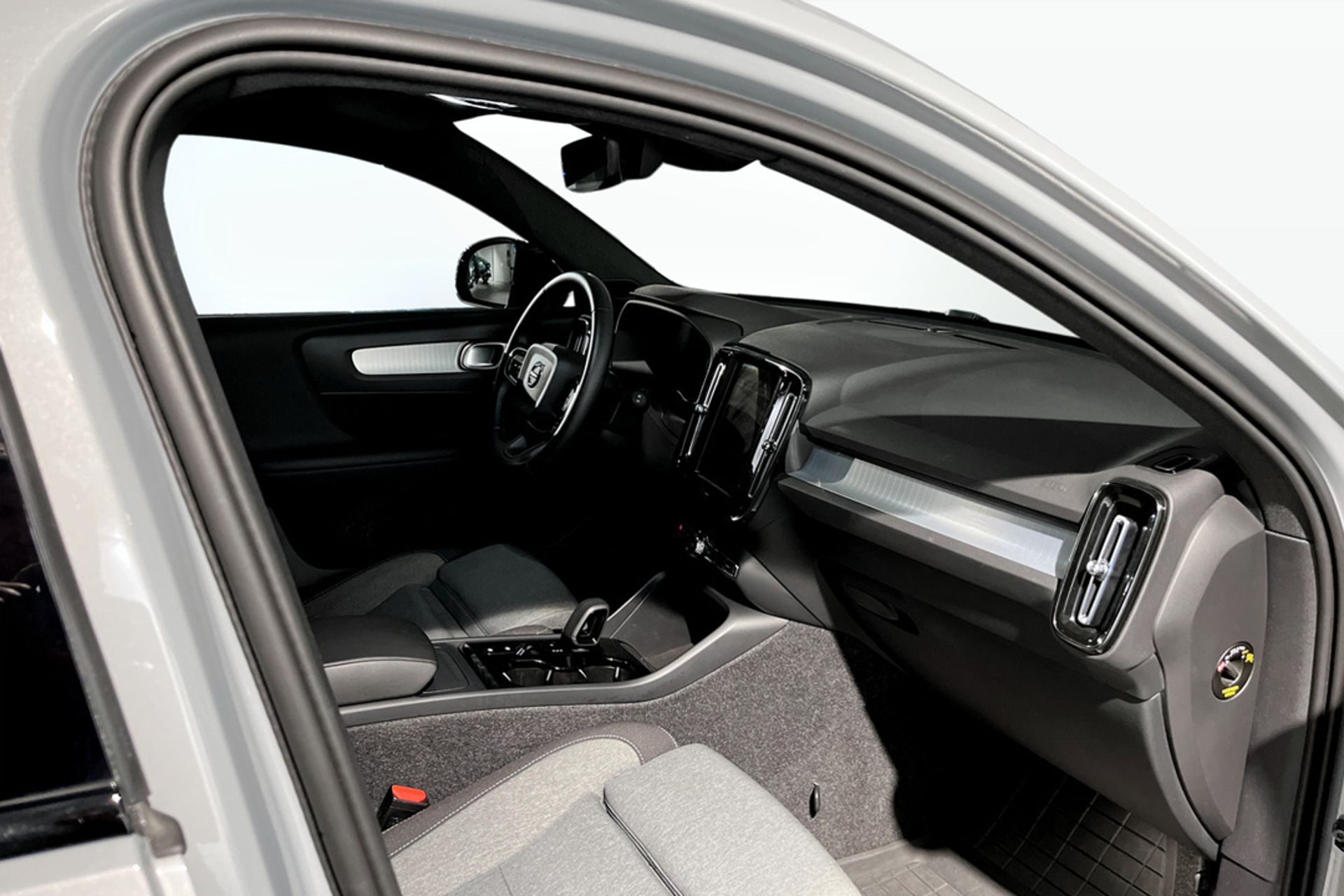 Volvo XC40 B3 2025, kuva 4/10