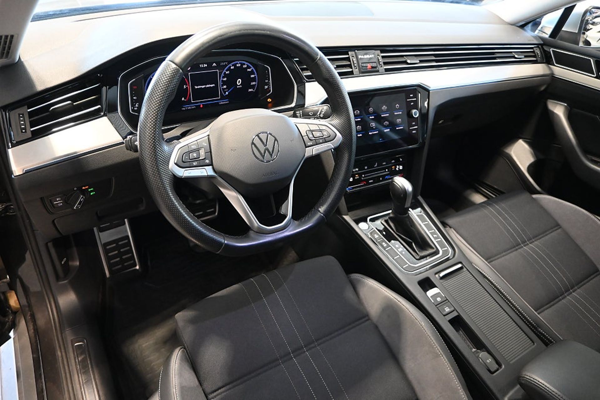 Volkswagen Passat 2023, bild 7/24
