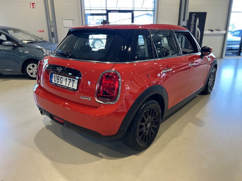 Bild 3 av MINI Cooper 5dr Essential Pepper II 136hk Manuell