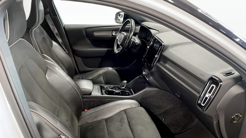 Bild 3 av Volvo XC40 T4 AWD R-Design Lounge pkt Teknik pkt Dragkrok