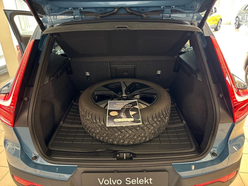Bild 3 av Volvo EX40 Single Motor Extended Range R Core SE 🟣Parkeringskamera 360, Dragkrok halvautomatisk, 19 tums mörk fälg, Tonade rutor, Adaptiv farthållare