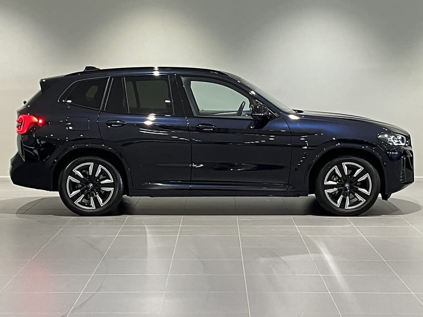 Bild 3 av BMW iX3 Charged M Sport Panorama Drag Elstolar Minne Adpt Farth