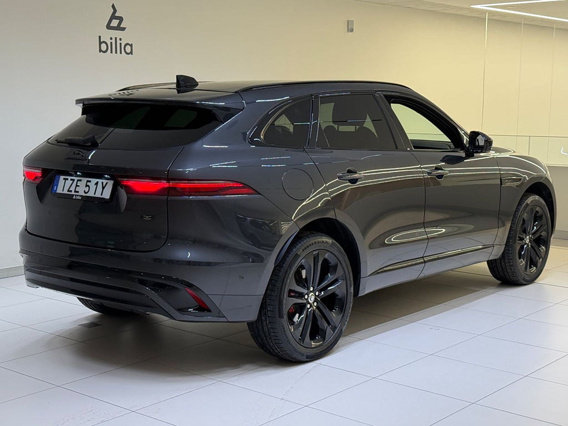 Jaguar F-Pace P400e PHEV 2025, photo 4/10