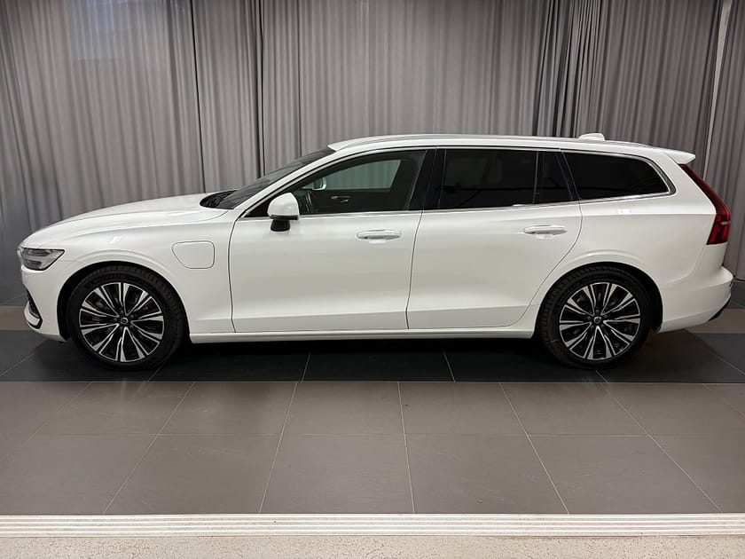 Bild 2 av Volvo V60 Recharge T6 AWD Core Edition Inkl. Vinterhjul Dragkrok