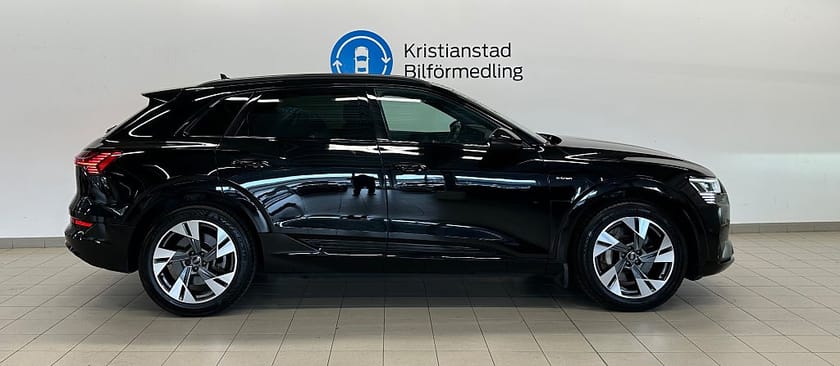 Bild 4 av Audi e-tron 55 quattro Navigation Svart Optikpaket Cockpit