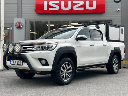 Toyota Hilux Dubbelhytt 2.4 AWD | Hundkåpa | Extraljus | Frontbåge | Takräcken