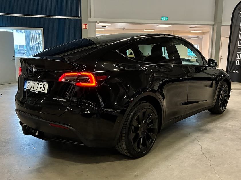 Bild 3 av Tesla Model Y Long Range AWD 514Hk | Pano | Drag | Självkörning 3