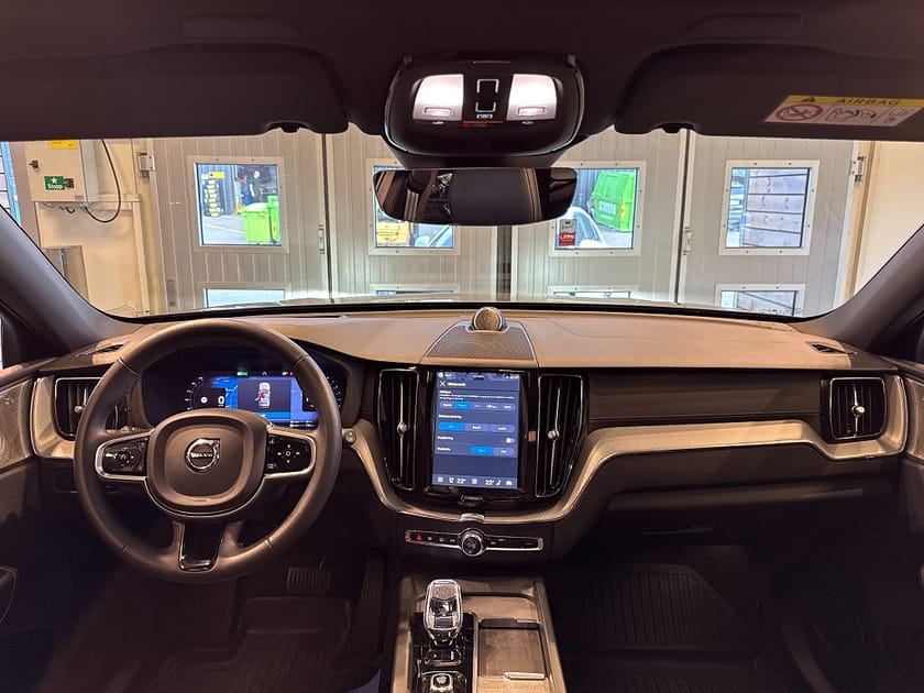 Bild 5 av Volvo XC60 Recharge T6 AWD Ultimate Dark Pano HUD B&W Drag SE SPEC