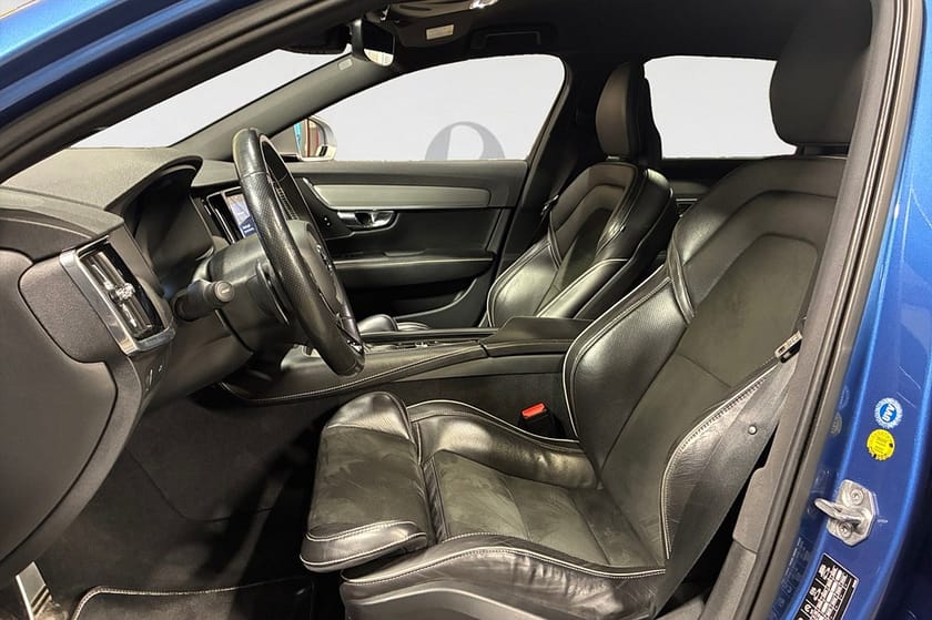 Bild 3 av Volvo V90 D5 235 HK AUT AWD R-DESIGN NAV DRAG M&K NYSERV 13400MIL