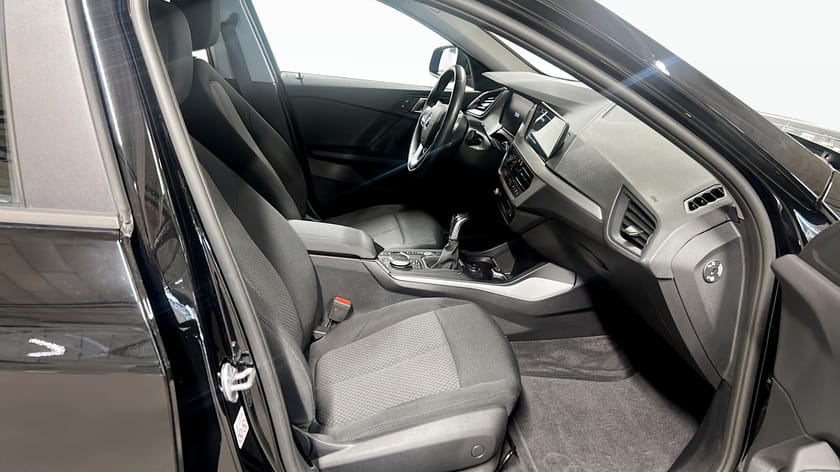 Bild 3 av BMW 118i F40 Rattvärme Farthållare med bromsfunktion