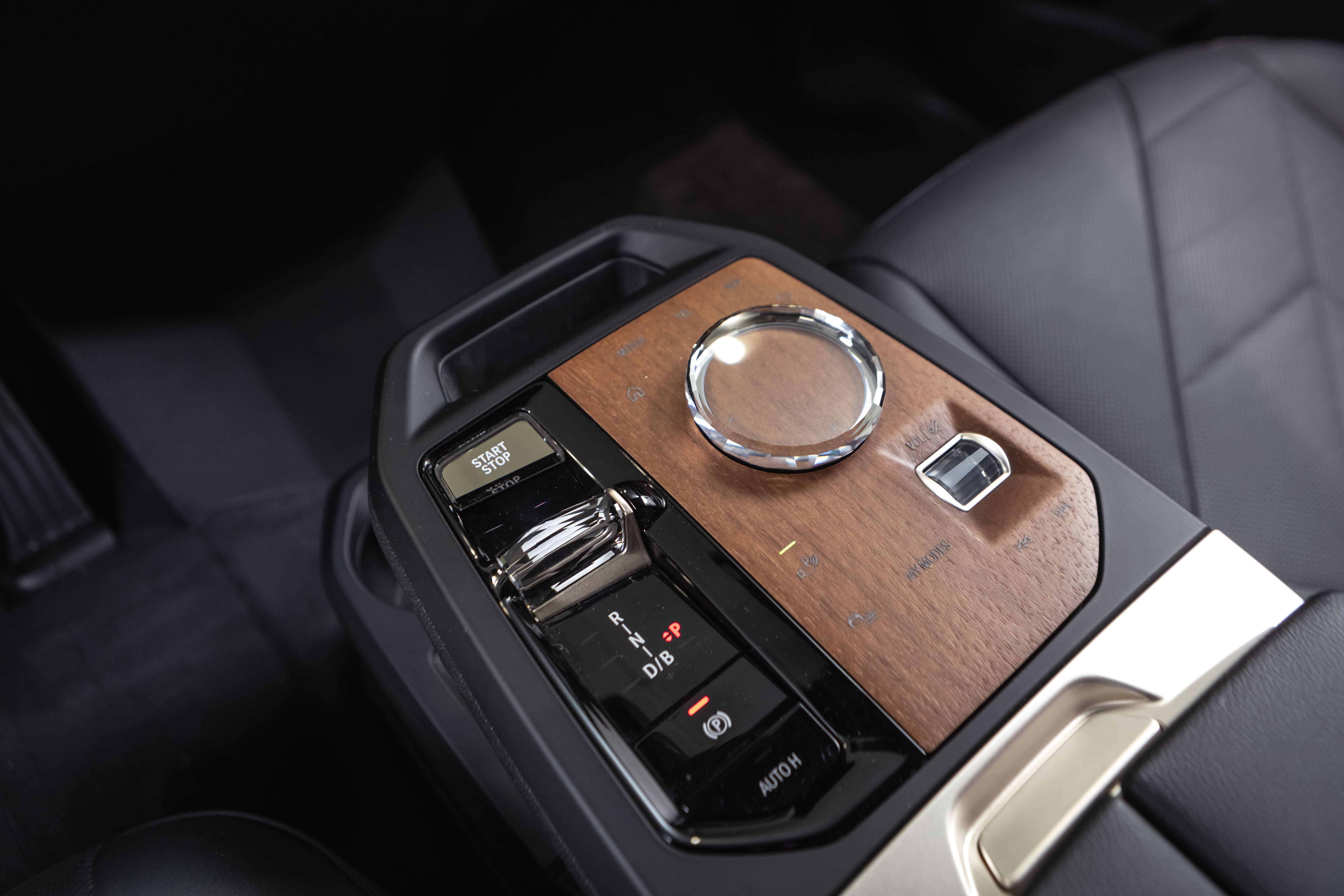 BMW iX xDrive50, 524hp, 2024