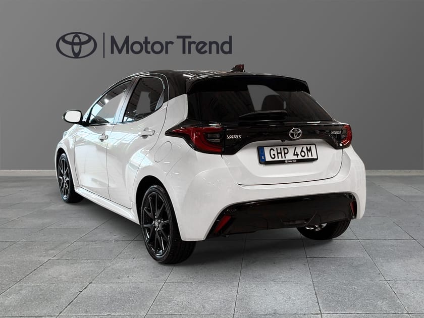 Bild 2 av Toyota Yaris Hybrid 1,5 5D STYLE BI-TONE VINTERHJUL