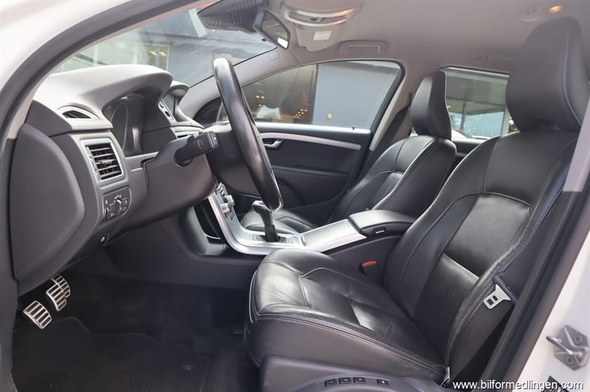 Bild 4 av Volvo V70 II D3 150hk Dynamic Edition, Momentum Classic Svensksåld Drag Skinn VOC