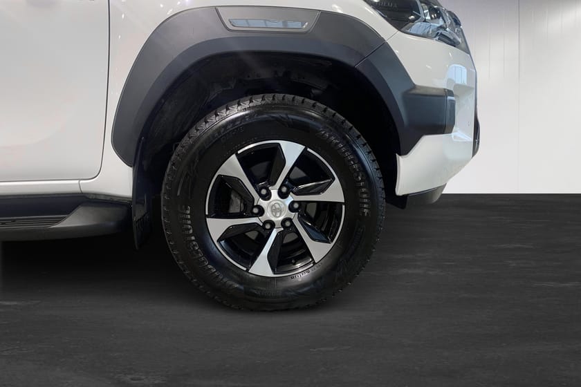 Bild 4 av Toyota Hilux Dubbelhytt |Kåpa| Värmare|Drag|JBL Ljud