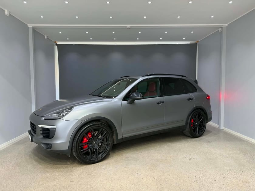 Bild 1 av Porsche Cayenne S Diesel – V8 | Mattgrå foliering | Sportavgassystem | Välutrustad