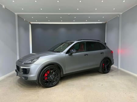 Porsche Cayenne S Diesel – V8 | Mattgrå foliering | Sportavgassystem | Välutrustad