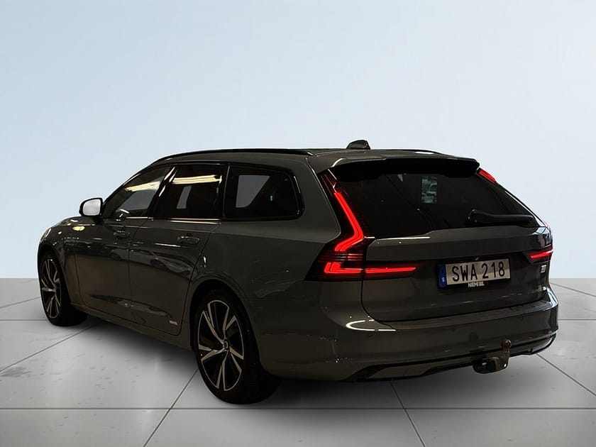 Bild 5 av Volvo V90 Recharge T6 AWD Plus Dark Mvärme Drag Bkamera S&V-däck