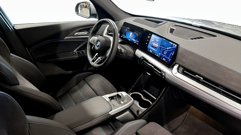 Bild 3 av BMW iX1 xDrive30 xDrive 30 M Sport H/K HUD Elstolar m minne DAP