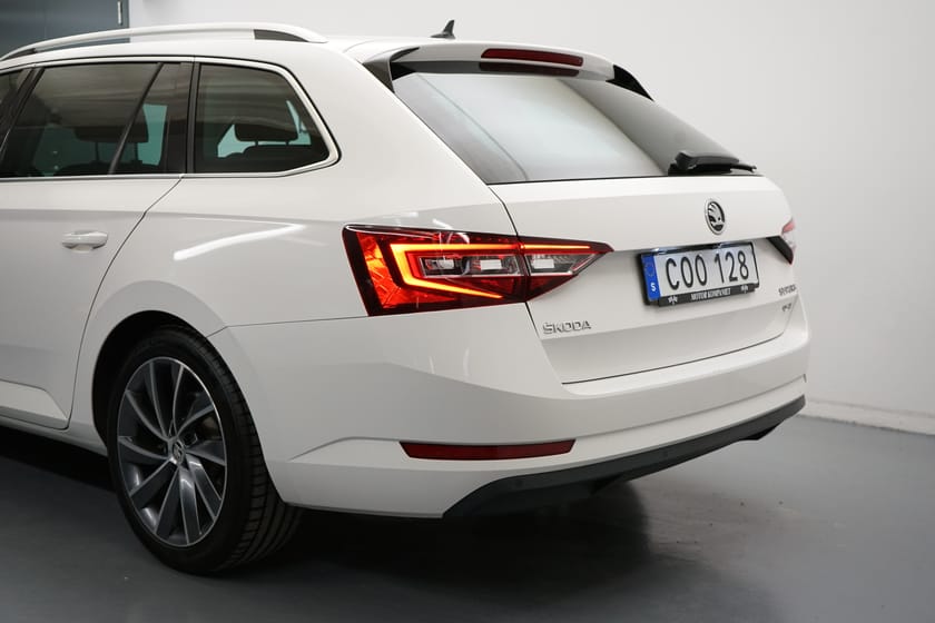 Bild 3 av Škoda Superb Kombi Laurin & Klement 2.0 TDI 4x4 DSG – Dragkrok