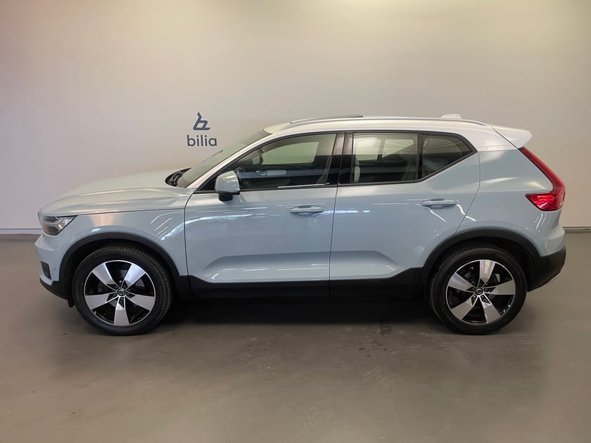 Bild 2 av Volvo XC40 D4 AWD Momentum / Läder / Panoramaglas tak / Navigation /