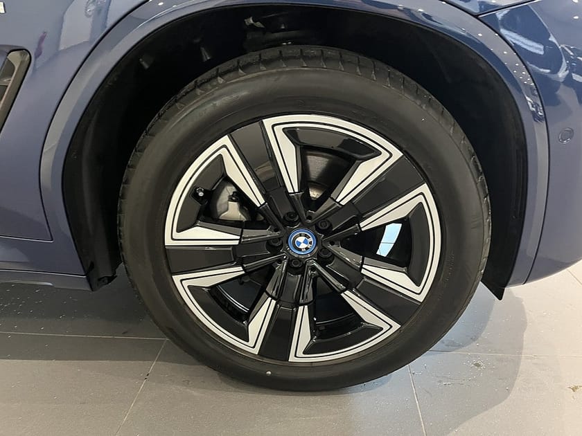 Bild 5 av BMW iX3 Charged M Sport Panorama Drag Elstolar minne AdptFarth