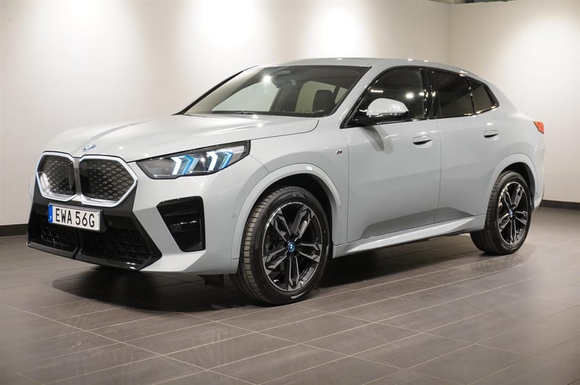 Bild 2 av BMW iX2 eDrive20 xDrive20 M Sport Innovation Fartpilot Headup PA BSI