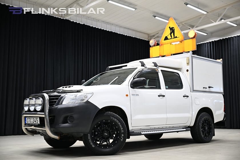 Bild 1 av Toyota Hilux Dubbelhytt 2.5 4x4 144HK Kåpa|Servicebil|Inredd|Drag|Värmare|Moms
