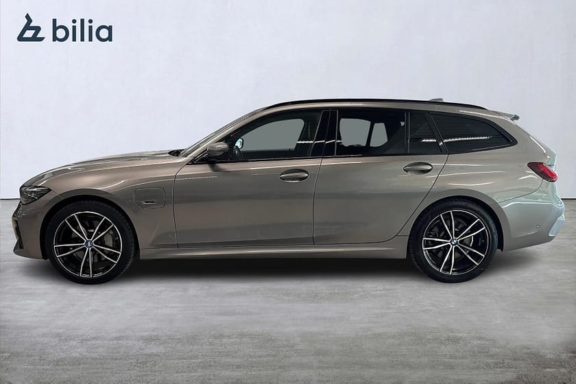Bild 3 av BMW 330e xDrive Touring M-Sport | Panorama | HiFi | Drag | Head-up | Aktiv fart