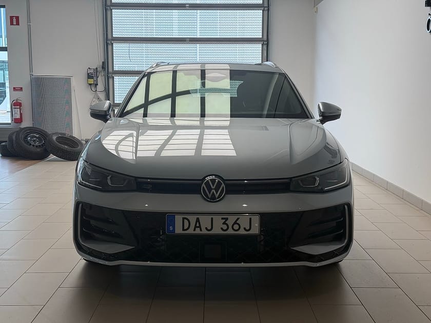 Bild 3 av Volkswagen Passat Variant eHybrid 1.5TSI R-Line Drag Backkamera Värmare