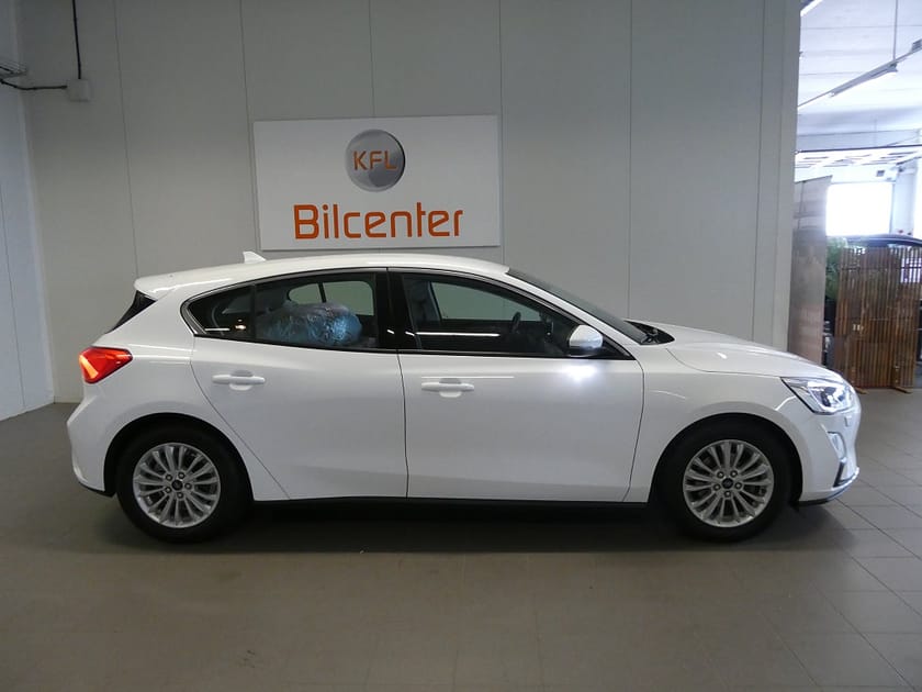 Bild 3 av Ford Focus 1.0 Titanium V-Däck ingår-Carplay-AdaptivFH-Keyless