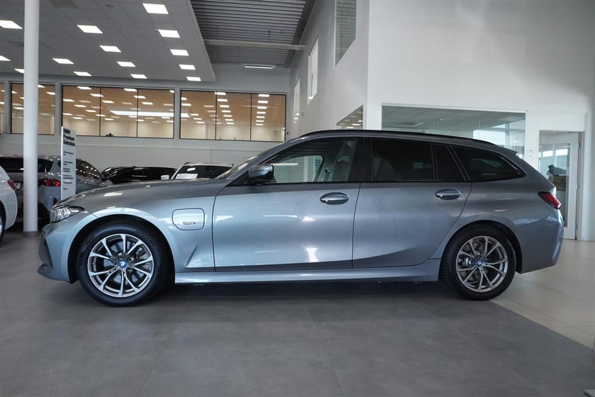 Bild 3 av BMW 330e Touring Drag Comf. Access Tonat Adaptiv Stop Go
